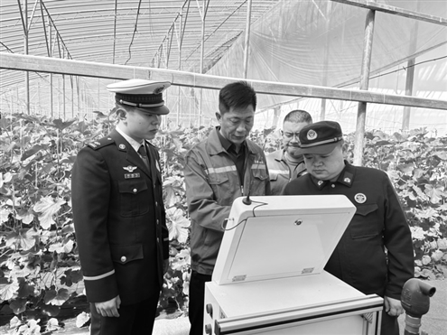 寿光市消防救援大队宣传员在纪台镇农业园区查看智能系统设备 山东消防供图